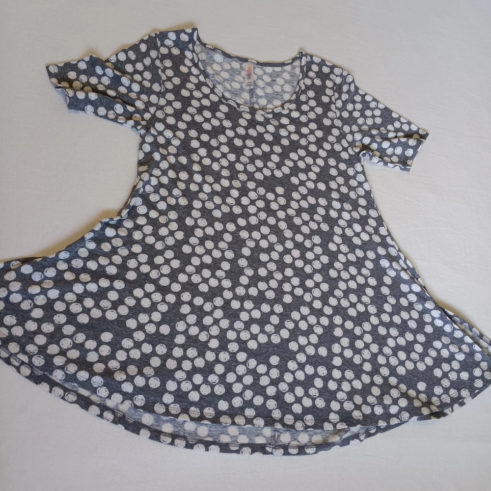 LuLaRoe Sz XS(16/17 Ptp) Gray and White Polka Dot Short Sleeve Top